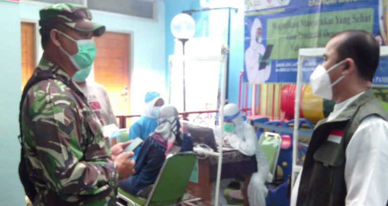 Kesibukan Upaya tenaga medis kawasan Koramil 2405/Pameungpeuk jajaran kodim 0624/ Kab. Bandung monitor pengamanan Vaksinasi sinergitas TNI-Polri