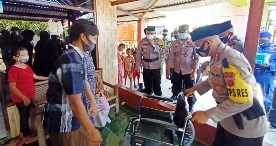 Kabid Humas Polda Jabar : Kapolres Cirebon Kota Berikan Kursi Roda kepada Nianti (16) Lumpuh