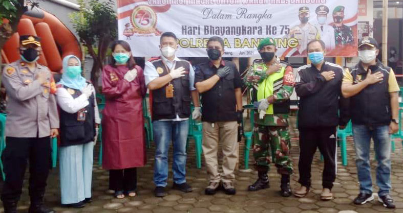 HUT Bhayangkara Ke 75 : Vaksinasi Ratusan Masyarakat di Puskesmas Dayeuhkolot Kabupaten Bandung