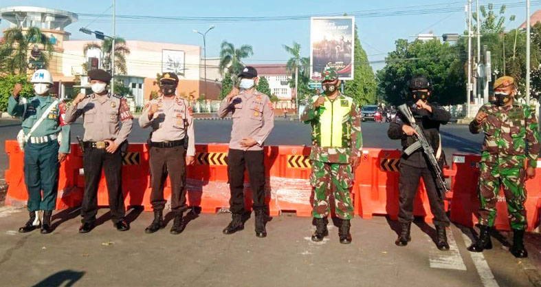 Sat Brimob Polda Jabar Amankan Penyekatan Jalur di Berbagai Titik di Kota Cirebon PPKM Darurat PPKM Darurat