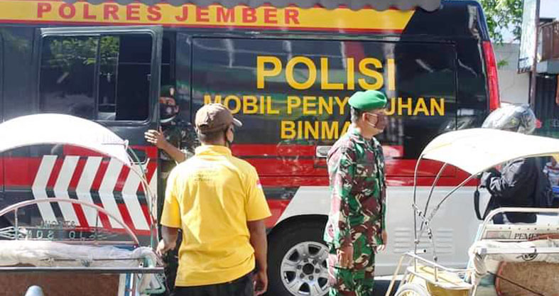 Polisi dan Tentara Serbu Tukang Becak Bagi Ratusan Sembako Kloter 2
