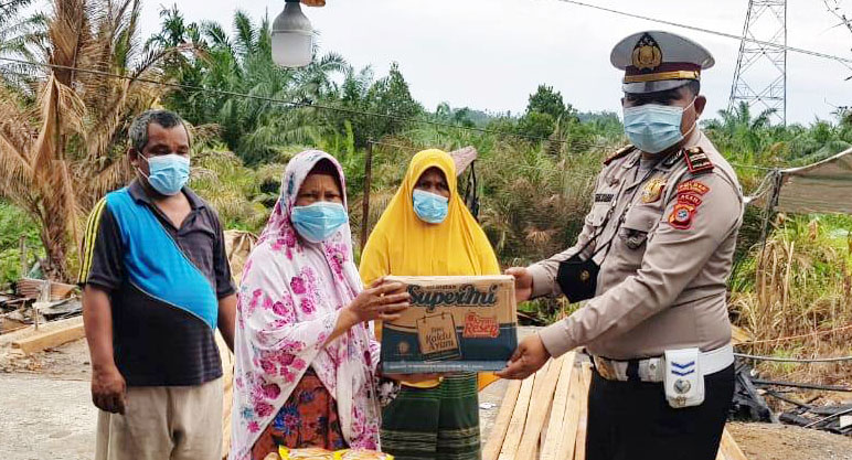 Polantas Aceh Singkil Bagikan Sembako kepada Korban Kebakaran