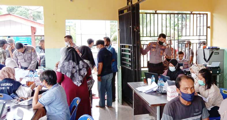 SAT Samapta Polres Aceh Singkil Monitoring Gerai Vaksin di Desa Sukarejo