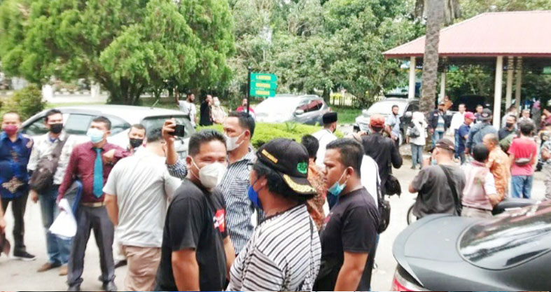 Pengadilan Negeri Langkat Menggelar Sidang Perdana dugaan PMH 10 Media 10 Wartawan