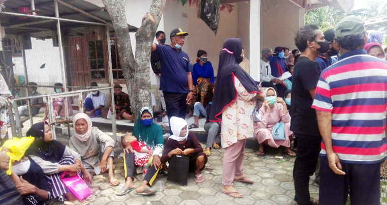 Warga Antri Untuk Mengambil BPNT  di Aula Kecamatan Tempura Langgar Prokes