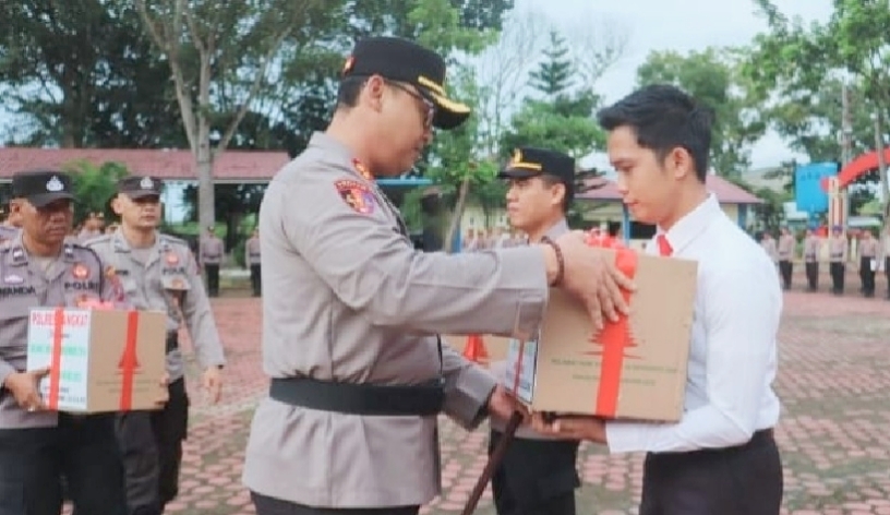 Kapolres Langkat Serahkan Bingkisan Natal 