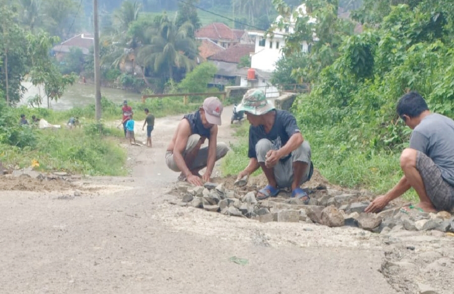 Warga Leuwidamar bersama kepala Desa Nayagati melakukan perbaikan jalan