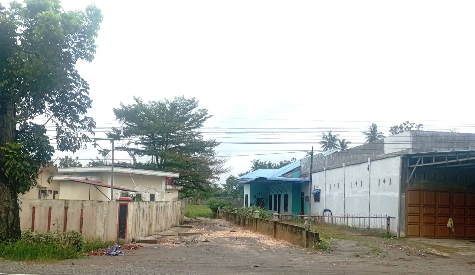 Parit PU pembuangan banjir selebar 2,5 meter di samping Mapolsek Gebang yang dItutup pengusaha dijadikan jalan