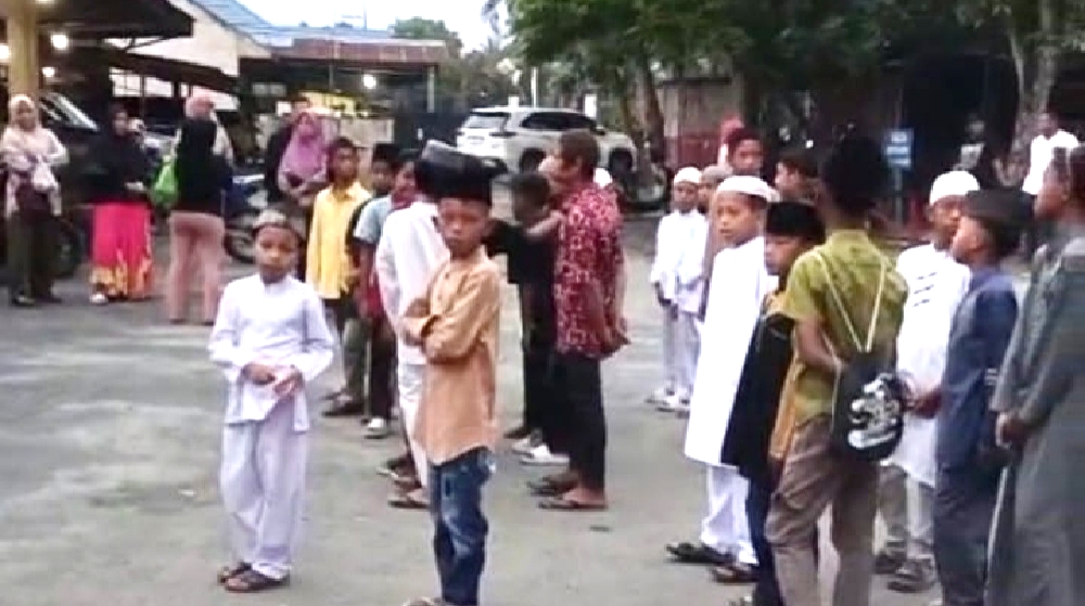 Polsek Pangkalan Brandan  Polres Langkat melepaskan sejumlah anak anak kurang mampu untuk di bawa ke Markas besar Polres Langkat,mengikuti acara  Sunat masal .