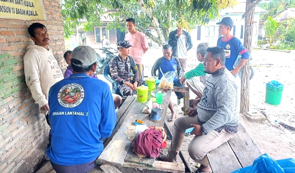 Empat Nelayan Asal Desa Perlis Kecamatan Brandan Barat Langkat Sumatra Utara saat di Selamatkan oleh Nelayan Desa Bagan Kuala akibat cuaca buruk dan perahunya nyaris pecah dan dimintai Keterangan oleh pihak Kepala Desa dan TNI AL. Agar bisa menghubungi pihak keluarga di Langkat.