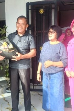 Kapolres Palas dan Ketua Bhayangkari Anjangsana ke Rumah Purnawirawan Jelang HUT Bhayangkara ke-80