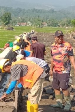 Kuwu Cikalahang Turun Tangan Awasi Proyek Irigasi BBWS Rp195 Juta di Dukupuntang