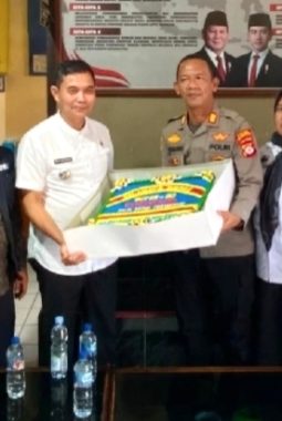 Camat Cikijing Beri Kejutan Kue Ulang Tahun ke Polsek di HUT Bhayangkara ke-80