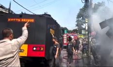 Brimob Polda Metro Jaya Bantu Padamkan Kebakaran Dua Kios di Ciputat