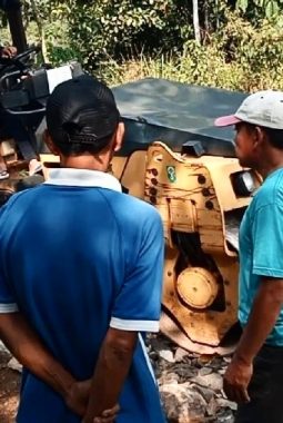 Dukung Swadaya Warga Palendeng, PUPR Lebak Kirim Vibro Percepat Pembangunan Jalan Kadu Edan