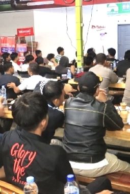 Baur dengan Warga di Warkop, Kapolres Langkat Pererat Silaturahmi Lewat Nobar Final Piala Dunia