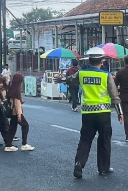 Utamakan Keselamatan Pengguna Jalan, Satlantas Polsek Cikijing Laksanakan Pengaturan Lalu Lintas