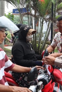 Bangkitkan Semangat Nasionalisme, Polres Langkat Bagikan 500 Bendera Merah Putih di Kota Stabat
