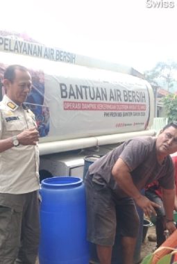 PMI Banten Bersama Satpol PP & Polsek Leuwidamar Salurkan Air Bersih bagi 1.200 KK Desa Nayagati