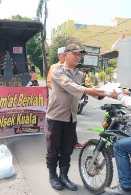Polsek Kuala, Berbagi Nasi Kotak Sambil Pererat Kedekatan dengan Masyarakat