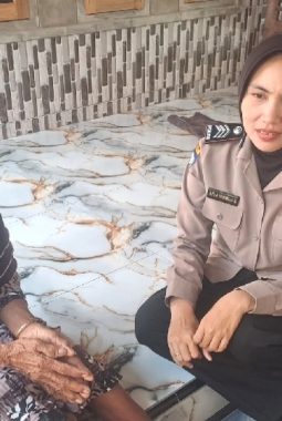 Polwan Bhabinkamtibmas Desa Bonang Sambangi Nenek: Perkuat Pendekatan Humanis 