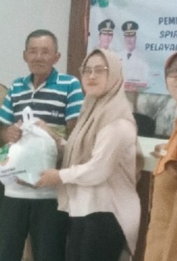 30 Lansia Amansari Ikuti Bimbingan PPKS, Dinsos Karawang Salurkan Bantuan Sembako