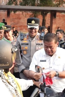 Sambut HUT Ke-81 RI, Kapolres Bersama Bupati Majalengka Bagikan Bendera Merah Putih ke Pengguna Jalan