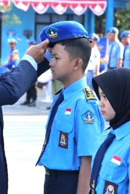 Peringatan HUT ke-81 Kemerdekaan RI, SMK KAL-1 Surabaya Resmi Gunakan Seragam Baru
