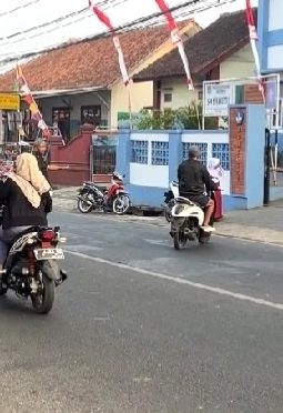 Satlantas Polsek Cikijing Atur Lalu Lintas di Depan SDN Sukamukti II demi Keselamatan Pelajar