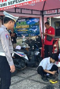 Polres Kuningan Beri Servis Motor & Oli Gratis untuk 70 Driver Ojol, Imbau Stop Knalpot Brong