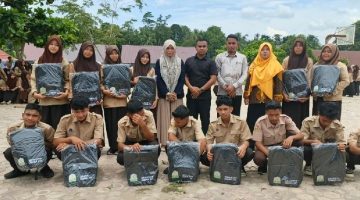 Bangkit Pascabanjir, 151 Siswa SMA Negeri 1 Banda Alam Terima Bantuan dari Dinas Pendidikan Aceh