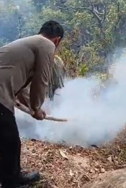 Polsek Majalengka Kota Bareng Warga Berhasil Padamkan Kebakaran Lahan di Gunung Balukbuk
