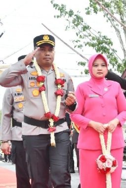 Resmi Pimpin Polres Aceh Timur, AKBP Aris Cai Dwi Susanto Disambut Tradisi Pedang Pora