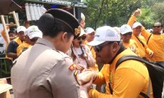 Humanis, Polwan Bagikan Roti dan Air ke Massa Demo Petani Tebu di Monas