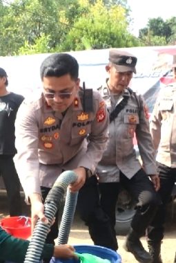 Krisis Air Bersih di Cihanjaro, Polres Kuningan Pasok 3 Tangki Air dan Pengobatan Gratis
