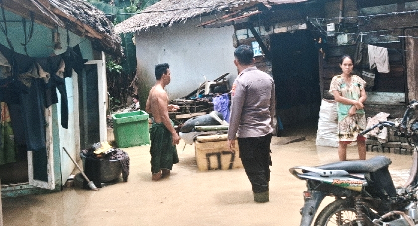 Akses Jalan Sumorbor Langkat Terendam Banjir, Polisi Siagakan Petugas Atur Arus Kendaraan