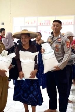 Senyum Bahagia 914 KPM Desa Bojongmenteng Usai Terima Bantuan 30 Kg Beras
