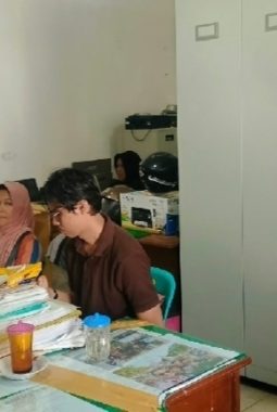 Dihujani Keluhan Warga, Petugas DPMPTSP Tapteng Tetap Disiplin Senyum