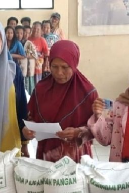Ringankan Beban Warga, 717 KPM Cisimeut Raya Terima Bantuan Beras Bulog
