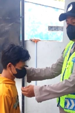 Cegah Penyakit dan Jaga Kesehatan Warga, Polsek Pedes Bagikan Masker