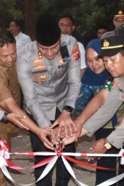 Bantu Akses Warga, Kapolres Majalengka Resmikan Jembatan Merah Putih di Jatitujuh