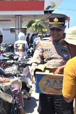 Atasi Gerah Antrean BBM, Polisi Bagi Air Mineral ke Ibu-Ibu di SPBU Jeneponto