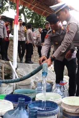 Polres Kuningan Salurkan Bantuan Air Bersih untuk Dua Desa Terdampak Krisis