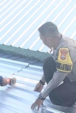 Wujud Nyata Polisi Hadir di Tengah Masyarakat, Aiptu Jusman Gotong Royong Perbaiki Atap Masjid
