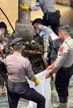 Antisipasi Banjir, Polres Kuningan Bersihkan Pasar Baru dan Sungai Citamba