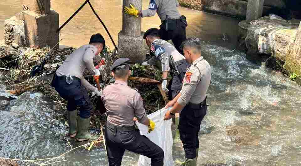 Antisipasi Banjir, Polres Kuningan Bersihkan Pasar Baru dan Sungai Citamba