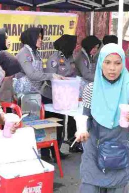 Wujud Kepedulian Sosial, Polres Bulukumba Salurkan Ratusan Porsi Makanan Sehat di Pasar Tua