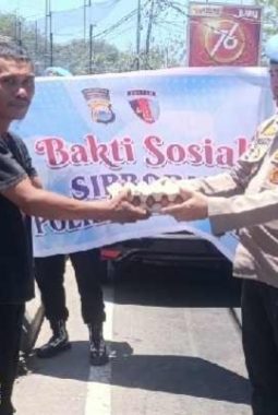 HUT ke-24 Propam Polri, Si Propam Polres Jeneponto Bagikan Sembako untuk Warga