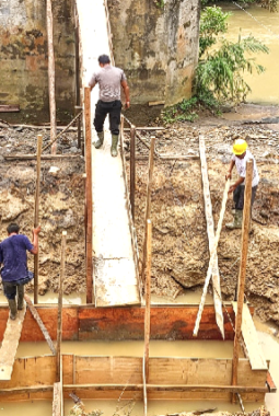 Pastikan Pembangunan Berjalan Lancar, Polsek Salapian Cek Pembangunan Jembatan Merah Putih