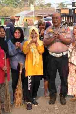 Usai Atur Lalu Lintas Pagi, Aiptu Usman Tak Canggung Pegang Sapu Bersihkan Jalan